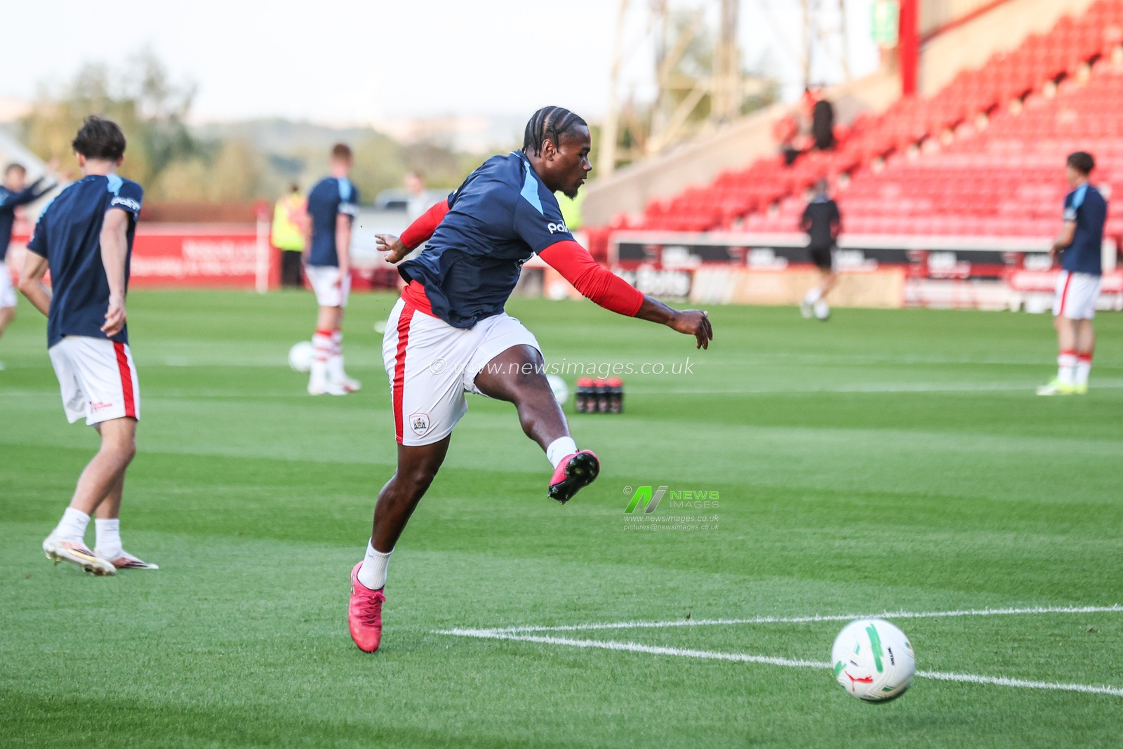 Reyes Cleary of Barnsley in the pregame warmup session during the Carabao Cup round 2 match Barnsley vs Crewe Alexandra at Oakwell, Barnsley, United Kingdom on 25 August 2026

(Photo by Alfie Cosgrove/News Images)