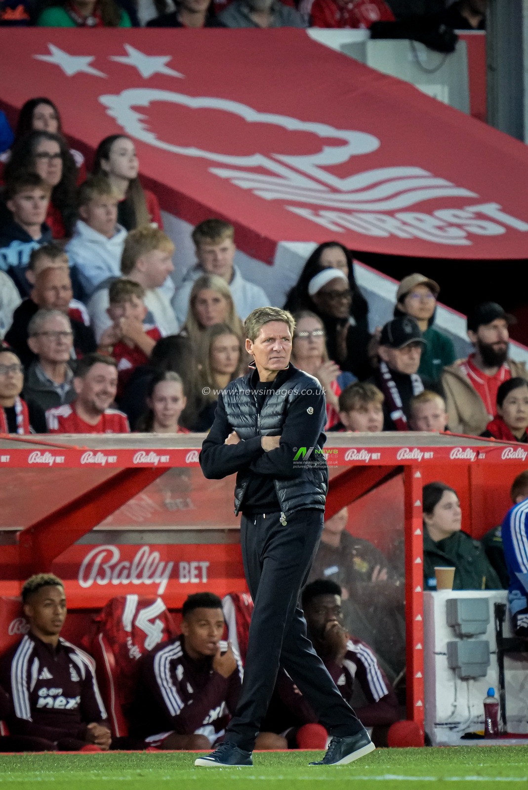 Nottingham Forest manager Oliver Glasner gives his team instructions  during the Carabao Cup round 2 match Nottingham Forest vs Leeds Rhinos at City Ground, Nottingham, United Kingdom on 25 August 2026

(Photo by Maynard Manyowa/News Images)