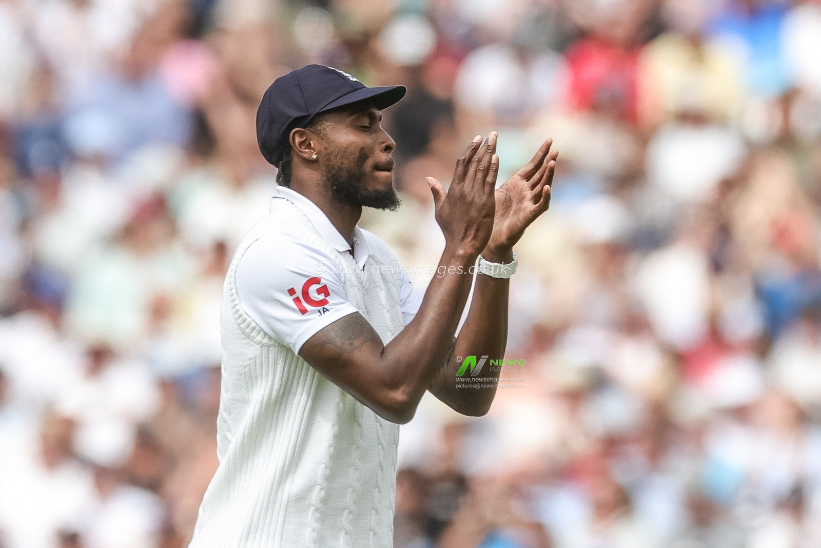 Jofra Archer of England applauds his teammates during the 2nd Rothesay Test Match Day 1 match England vs New Zealand at The Kia Oval, London, United Kingdom on 17 June 2026

(Photo by Mark Cosgrove/News Images)