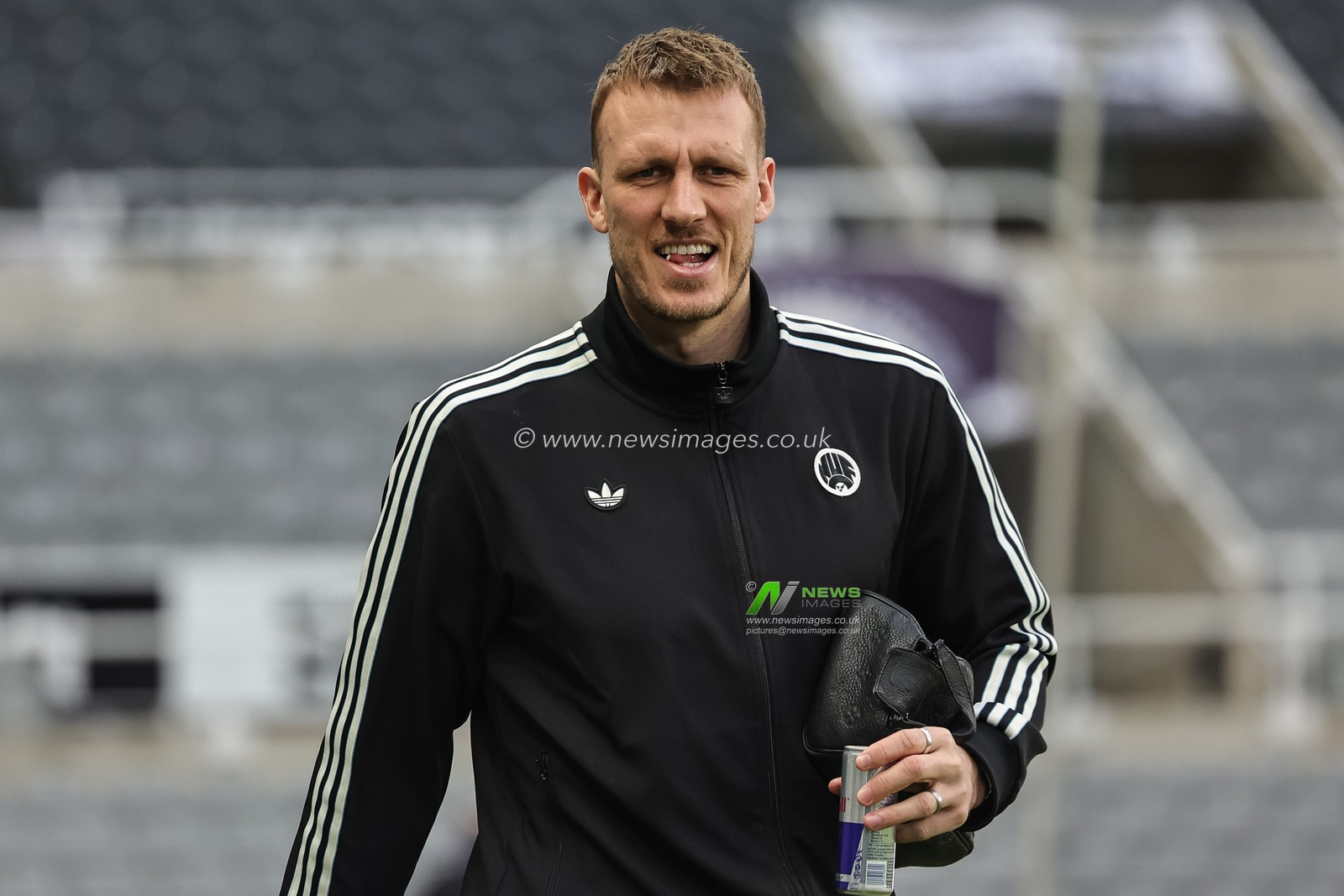Dan Burn of Newcastle Untied arrives during the Premier League match Newcastle United vs Aston Villa at St. James's Park, Newcastle, United Kingdom, 25th January 2026

(Photo by Mark Cosgrove/News Images)