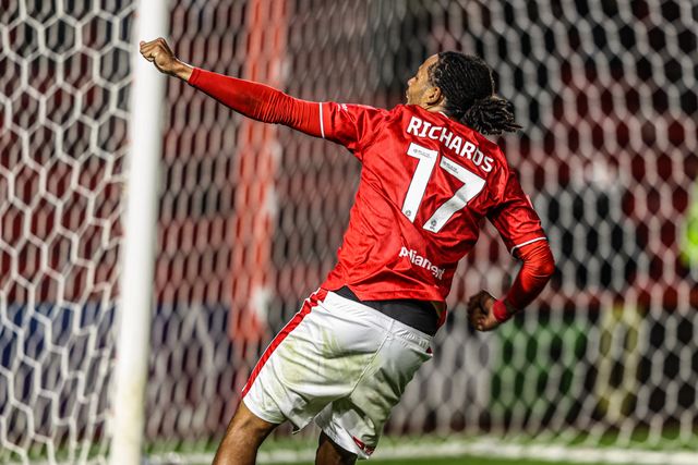 Amani Richards of Barnsley celebrates the win during the Sky Bet League One match Barnsley vs Blackpool at Oakwell, Barnsley, United Kingdom on 02 September 2026

(Photo by Alfie Cosgrove/News Images)