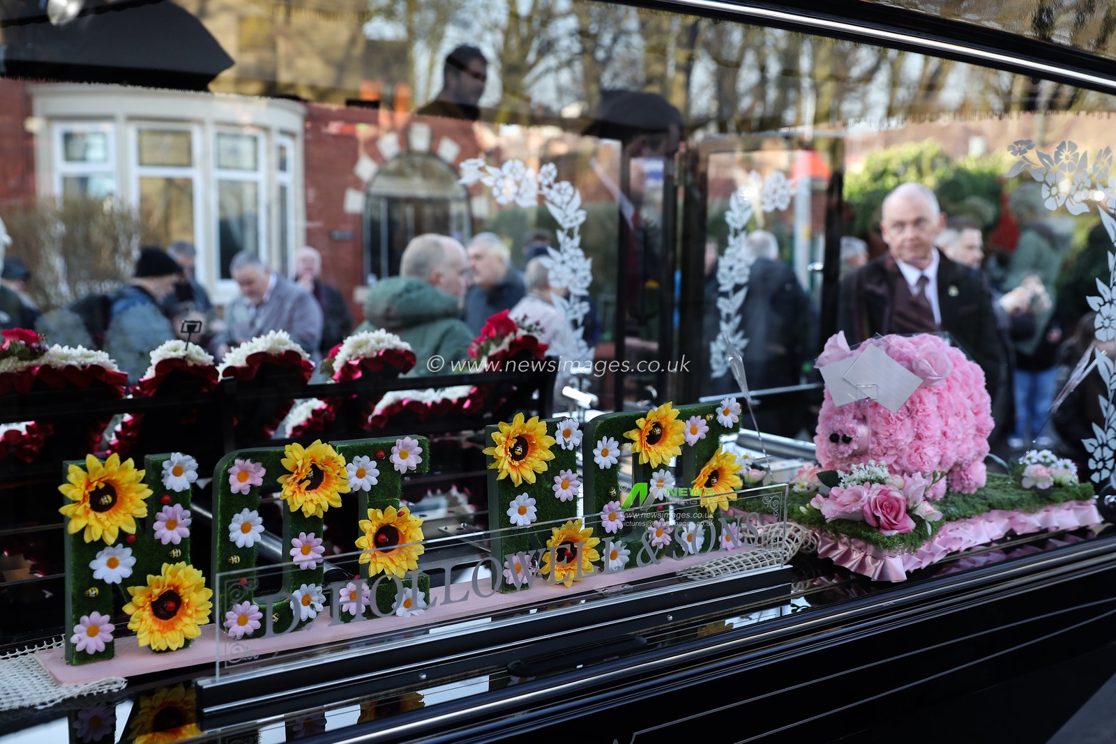 The car carrying Linda Nolans coffin arrives during the The Funeral of Linda Nolan at St. Paulâ€™s Church, Blackpool, United Kingdom, 1st February 2025

(Photo by Gareth Evans/News Images)