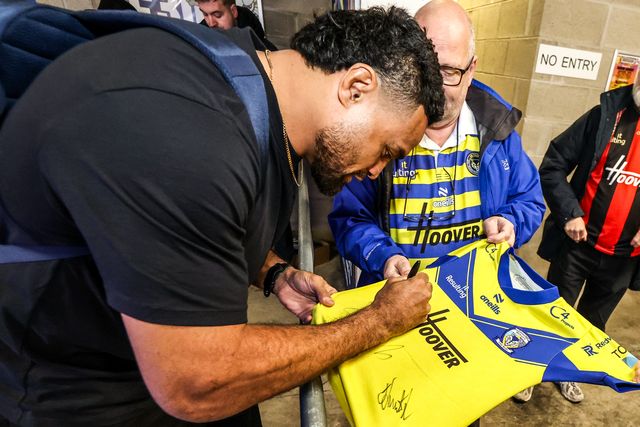 Toafofoa Sipley of Warrington Wolves signs a fans shirt during the Betfred Super League Round 3 match Warrington Wolves vs Wakefield Trinity at The Halliwell Jones Stadium, Warrington, United Kingdom on 28 February 2026

(Photo by Alfie Cosgrove/News Images)