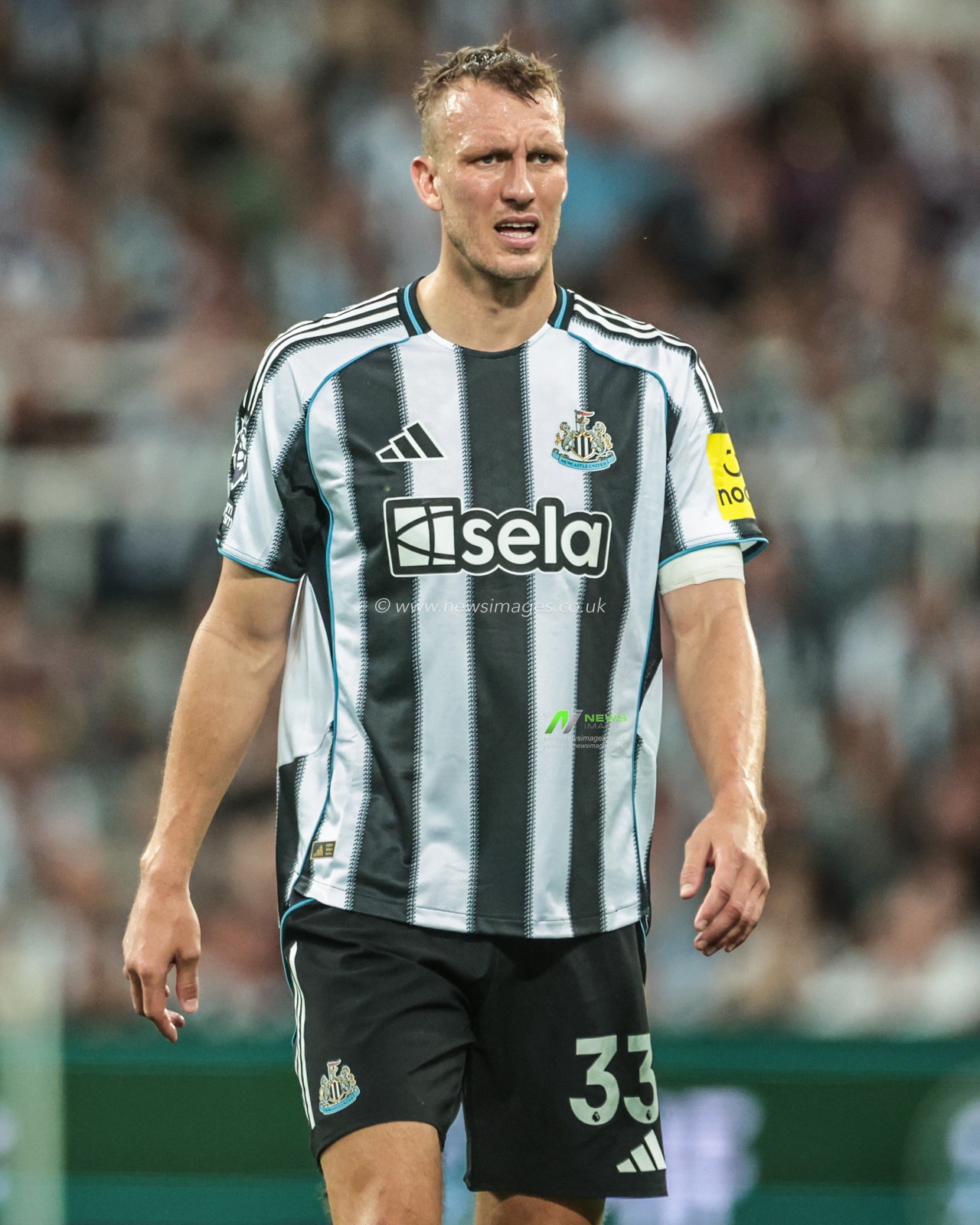 Dan Burnv of Newcastle United during the Premier League match Newcastle United vs Liverpool at St. James's Park, Newcastle, United Kingdom, 25th August 2025

(Photo by Mark Cosgrove/News Images)