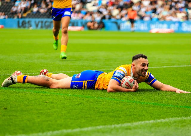 Jake Connor of Leeds Rhinos goes over for a try  during the Betfred Super League Round 24 match Hull FC vs Leeds Rhinos at MKM Stadium, Hull, United Kingdom, 30th August 2025

(Photo by Richard Bierton/News Images)