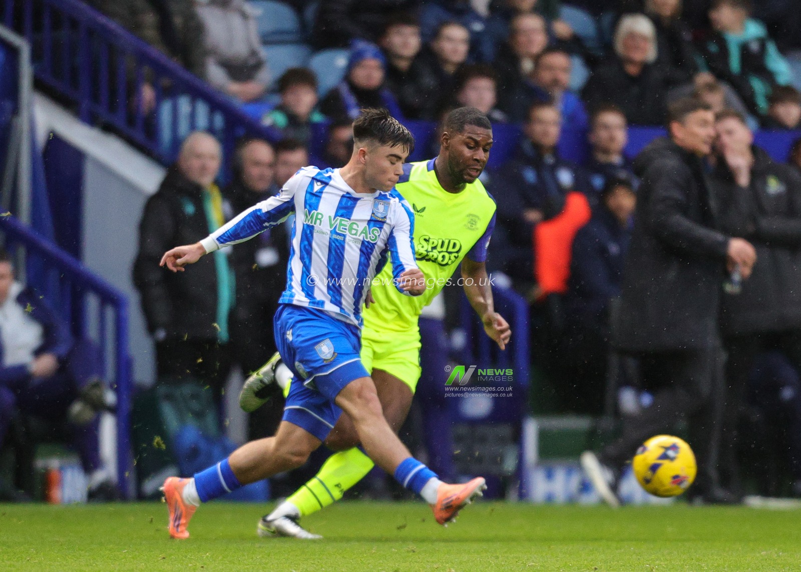 Harry Amass of Sheffield Wednesday passes the ball during the Sky Bet Championship match Sheffield Wednesday vs Preston North End at Hillsborough, Sheffield, United Kingdom, 29th November 2025

(Photo by Richard Bierton/News Images)

*** GER AUT SUI OUT ***