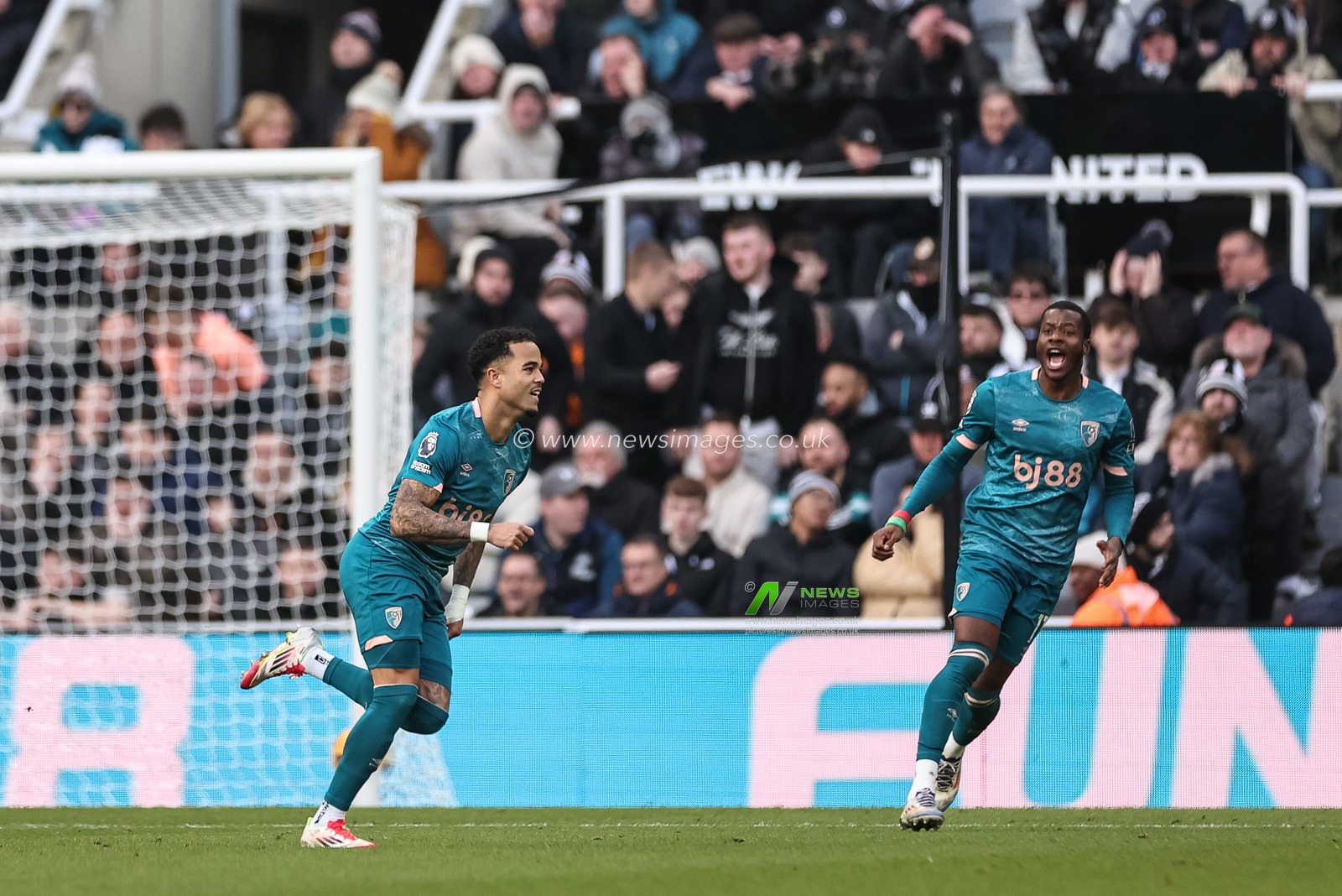 Justin Kluivert of Bournemouth celebrates his goal to make it 1-3 cduring the Premier League match Newcastle United vs Bournemouth at St. James's Park, Newcastle, United Kingdom, 18th January 2025

(Photo by Mark Cosgrove/News Images)