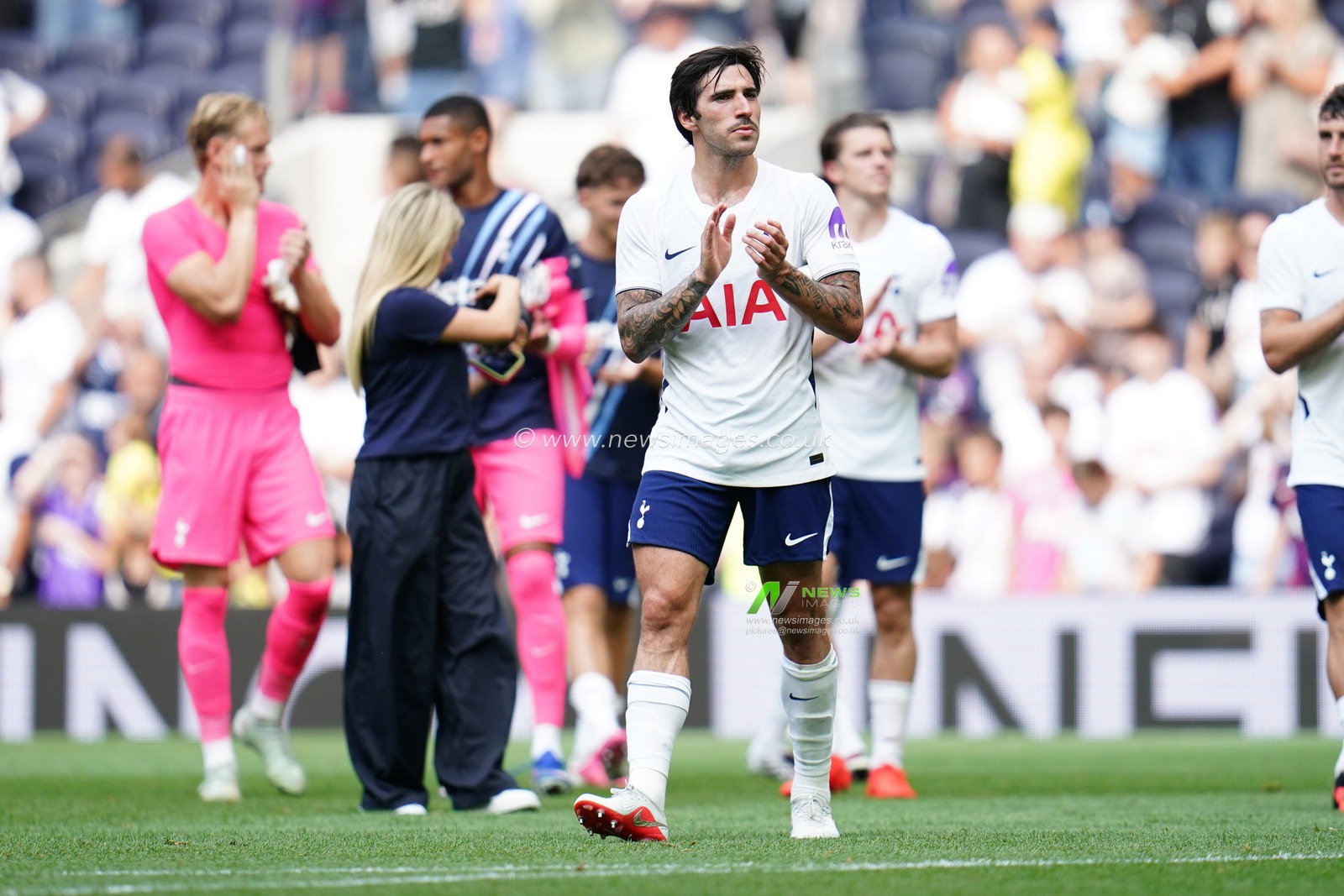 Sandro Tonali of Tottenham Hotspur applauds home support during the pre-season friendly match Tottenham Hotspur vs Hoffenheim at Tottenham Hotspur Stadium, London, United Kingdom on 15 August 2026

(Photo by Harvey Murphy/News Images)
