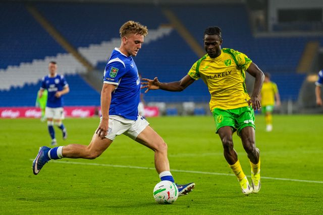 Isaak Davies of Cardiff City crosses the ball during the Carabao Cup round 2 match Cardiff City vs Norwich City at Cardiff City Stadium, Cardiff, United Kingdom on 25 August 2026

(Photo by Andrew Lewis/News Images)