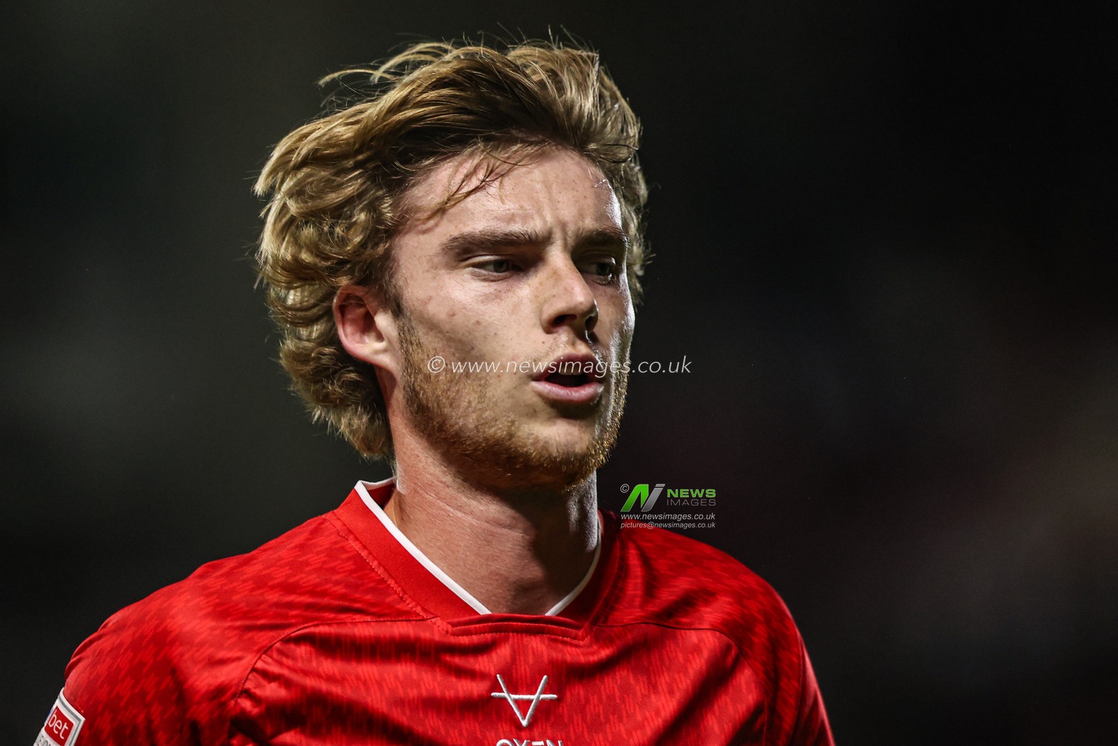 Luca Connell of Barnsley during the Sky Bet League One match Barnsley vs Blackpool at Oakwell, Barnsley, United Kingdom on 02 September 2026

(Photo by Alfie Cosgrove/News Images)
