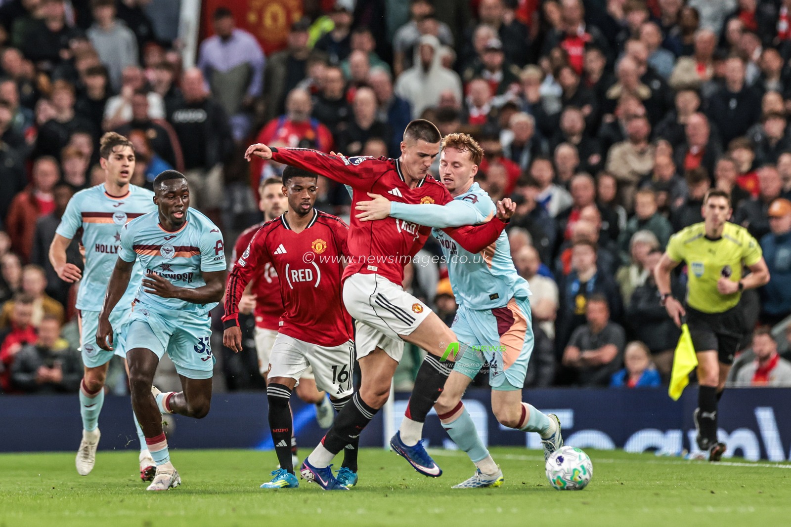Benjamin Sesko of Manchester United fouled by Sepp van den Berg of Brentford during the Premier League match Manchester United vs Brentford at Old Trafford, Manchester, United Kingdom on 27 April 2026

(Photo by Mark Cosgrove/News Images)