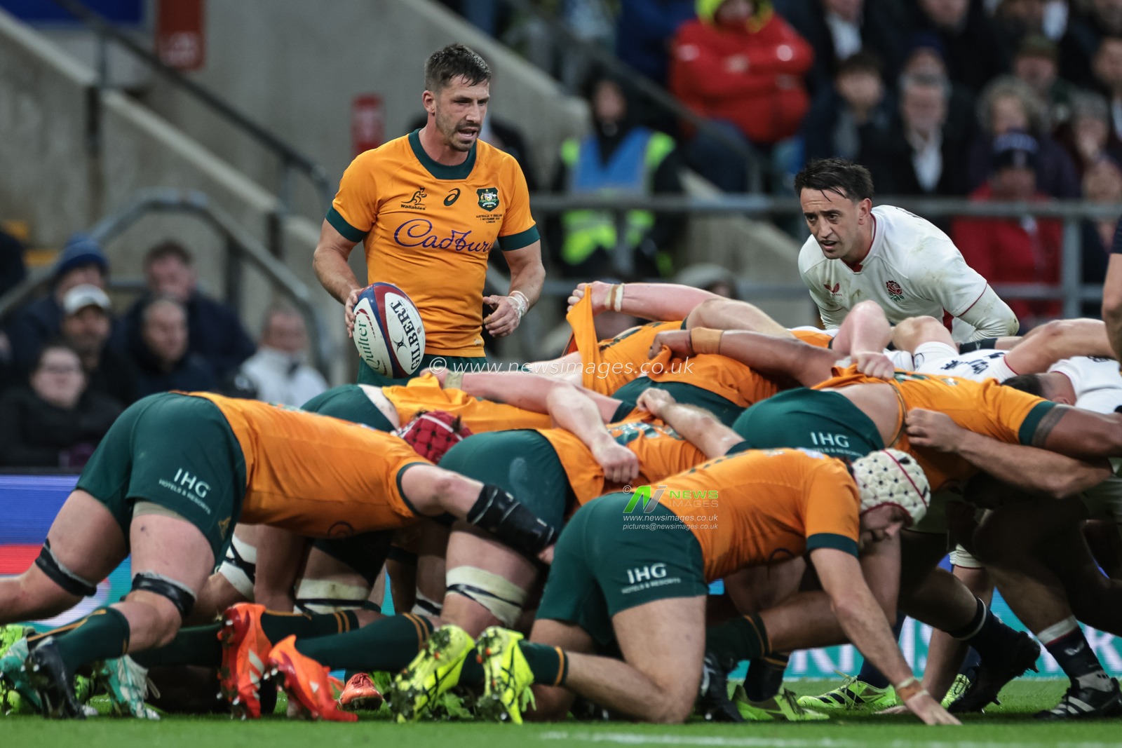 Jake Gordon of Australia holds the ball at the scrum during the Quilter Nations Series 2025 match England vs Australia at Allianz Stadium, Twickenham, United Kingdom, 1st November 2025

(Photo by Mark Cosgrove/News Images)

*** GER AUT SUI OUT ***