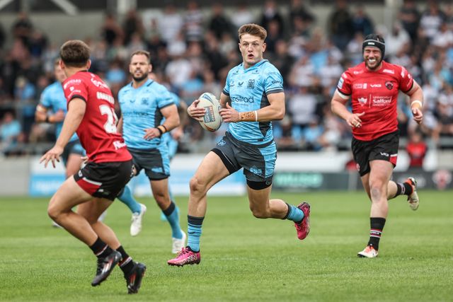 Davy Litten of Hull FC breaks with the ball during the Betfred Super League round 15 match Salford Red Devils vs Hull FC at Salford Community Stadium, Eccles, United Kingdom, 22nd June 2025

(Photo by Alfie Cosgrove/News Images)