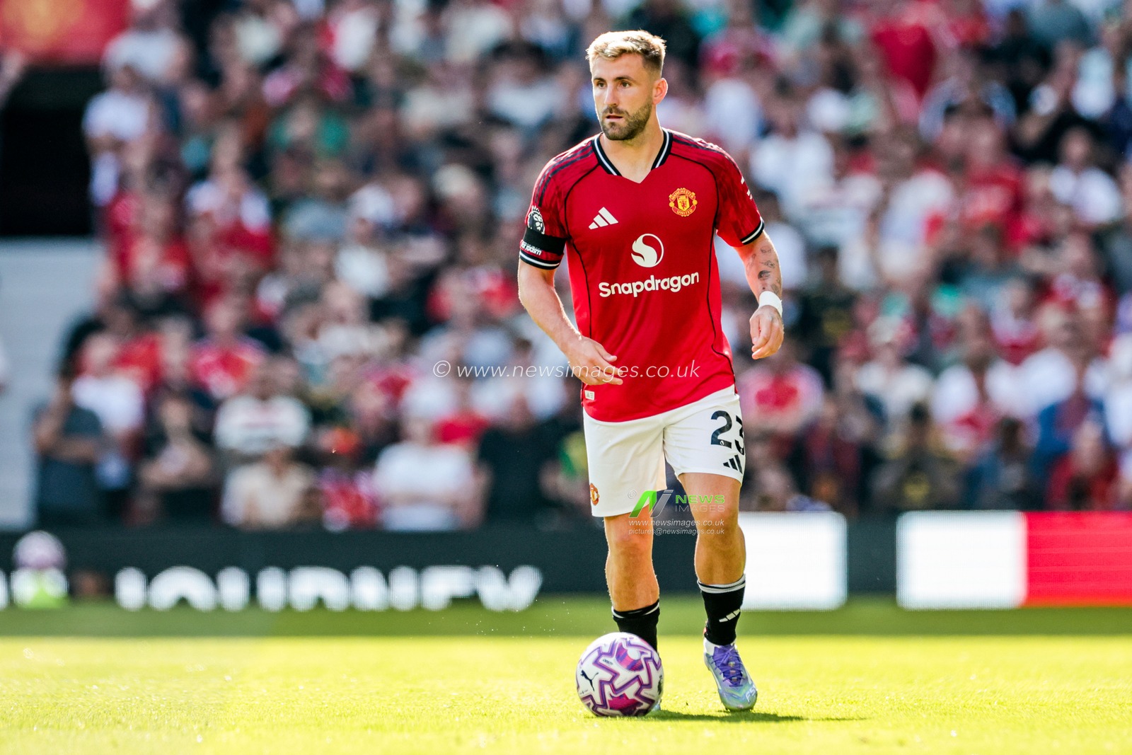 Luke Shaw of Manchester United runs with the ball during the Premier League match Manchester United vs Arsenal at Old Trafford, Manchester, United Kingdom, 17th August 2025

(Photo by Mark Cosgrove/News Images)