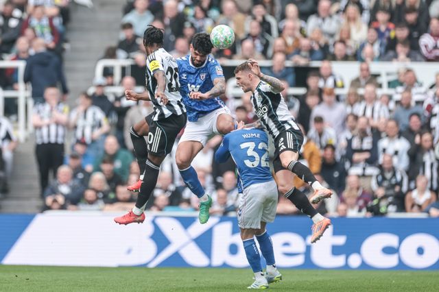 Omar Alderete of Sunderland jumps up to win the high ball from Anthony Elanga and Kieran Trippier of Newcastle United United during the Premier League match Newcastle Untied vs Sunderland at St. James's Park, Newcastle, United Kingdom on 22 March 2026

(Photo by Mark Cosgrove/News Images)