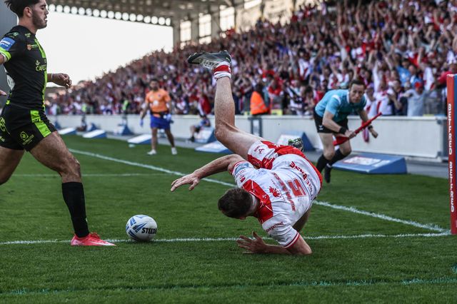 Joe Burgess of Hull KR goes over for a try during the Betfred Challenge Cup Semi-final match Hull KR vs Catalans Dragons at LNER Community Stadium, York, United Kingdom, 10th May 2025

(Photo by Alfie Cosgrove/News Images)