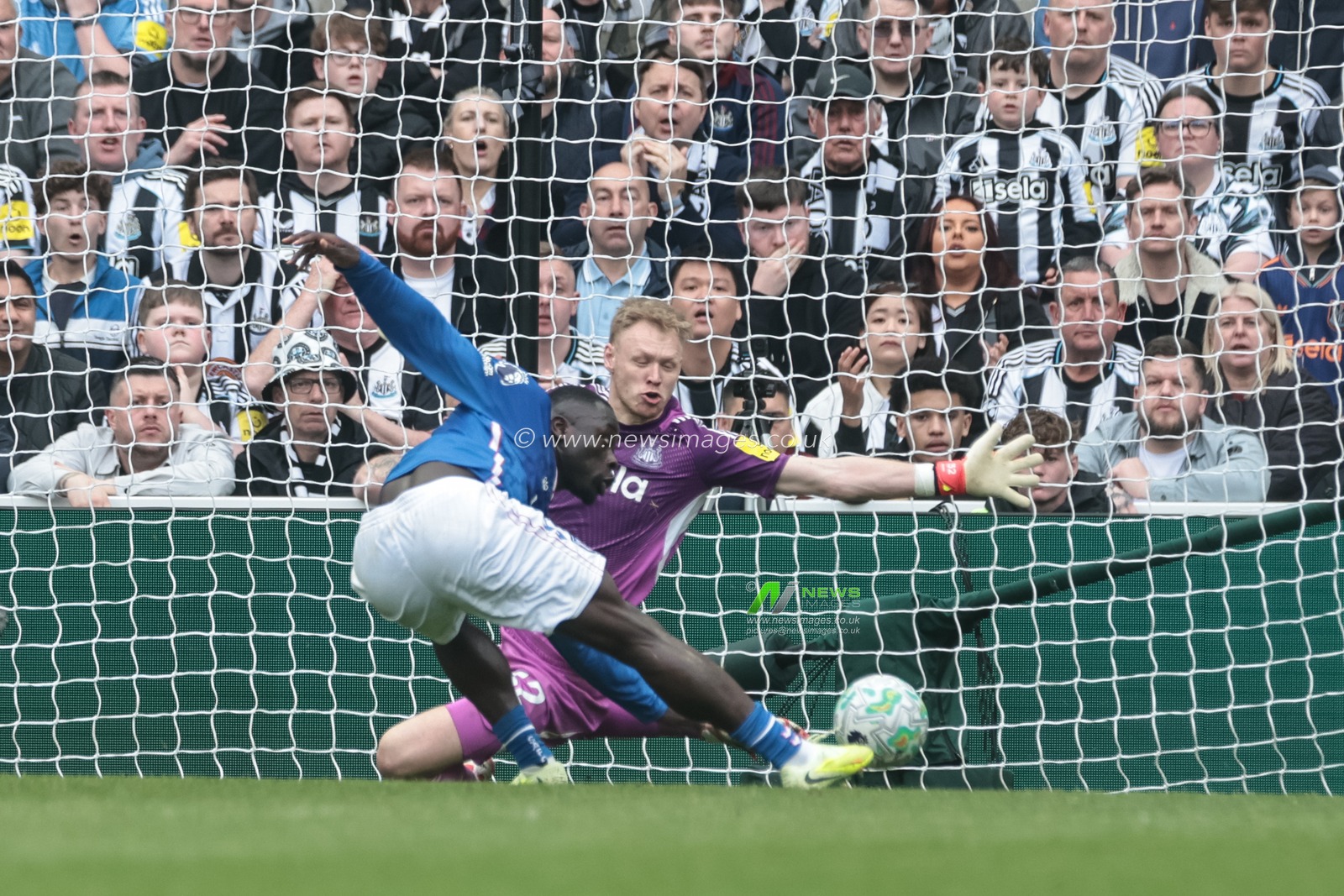 Brian Brobbey of Sunderland scores passt Newcastle United goalkeeper Aaron Ramsdale to make it 1-2 during the Premier League match Newcastle Untied vs Sunderland at St. James's Park, Newcastle, United Kingdom on 22 March 2026

(Photo by Mark Cosgrove/News Images)