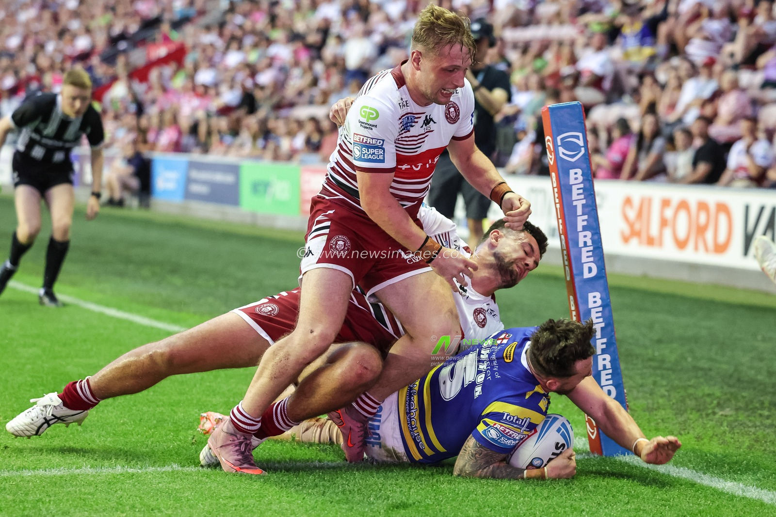 Matty Ashton of Warrington Wolves goes over for a try during the Betfred Super League round 18 match Wigan Warriors vs Warrington Wolves at The Brick Community Stadium, Wigan, United Kingdom on 10 July 2026

(Photo by Mark Cosgrove/News Images)