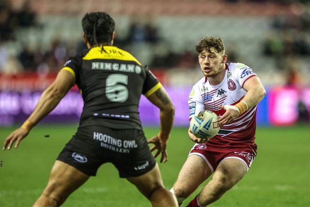 Jack Farrimond of Wigan Warriors passes the ball under pressure from Ata Hingano of York Knights during the Betfred Super League round 5 match Wigan Warriors vs York Knights at The Brick Community Stadium, Wigan, United Kingdom on 19 March 2026

(Photo by Alfie Cosgrove/News Images)