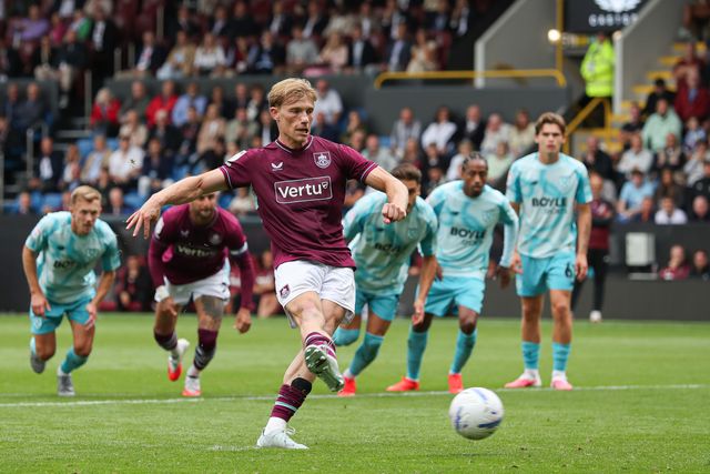 Zian Flemming of Burnley shoots and scores penalty to make it 1-2 during the Sky Bet Championship match Burnley vs West Ham United at Turf Moor, Burnley, United Kingdom on 16 August 2026

(Photo by Jorge Horsted/News Images)