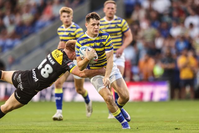 Josh Thewlis of Warrington Wolves evades tackles to go over for a try during the Betfred Super League round 23 match Warrington Wolves vs York Knights at The Halliwell Jones Stadium, Warrington, United Kingdom on 13 August 2026

(Photo by Alfie Cosgrove/News Images)