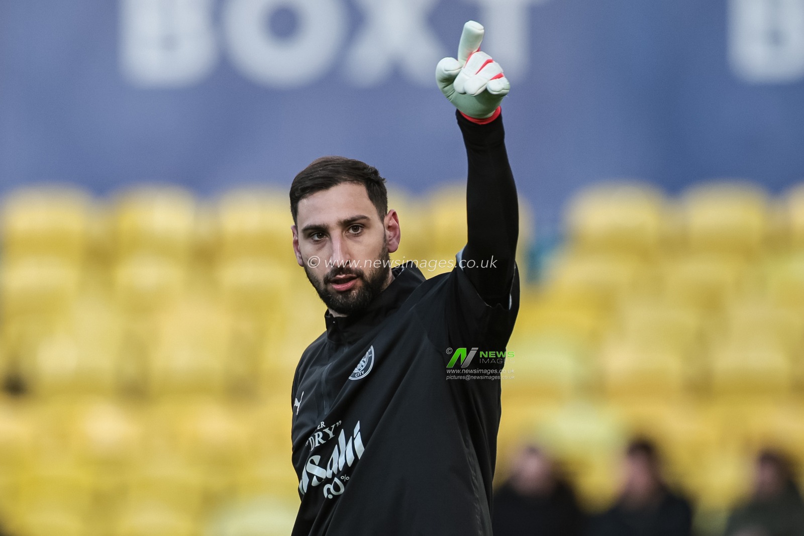 Manchester City goalkeeper Gianluigi Donnarumma in the pregame warmup session during the Premier League match Leeds United vs Manchester City at Elland Road, Leeds, United Kingdom on 28 February 2026

(Photo by Mark Cosgrove/News Images)