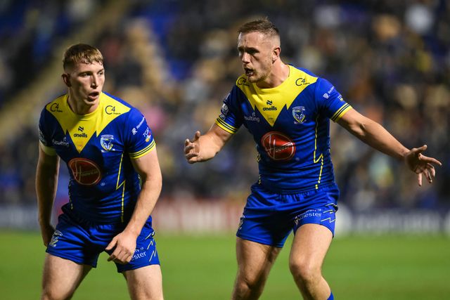 Ben Currie of Warrington Wolves gives Matty Nicholson instructions during the Betfred Super League Round 27 match Warrington Wolves vs London Broncos at Halliwell Jones Stadium, Warrington, United Kingdom, 20th September 2024

(Photo by Craig Thomas/News Images)