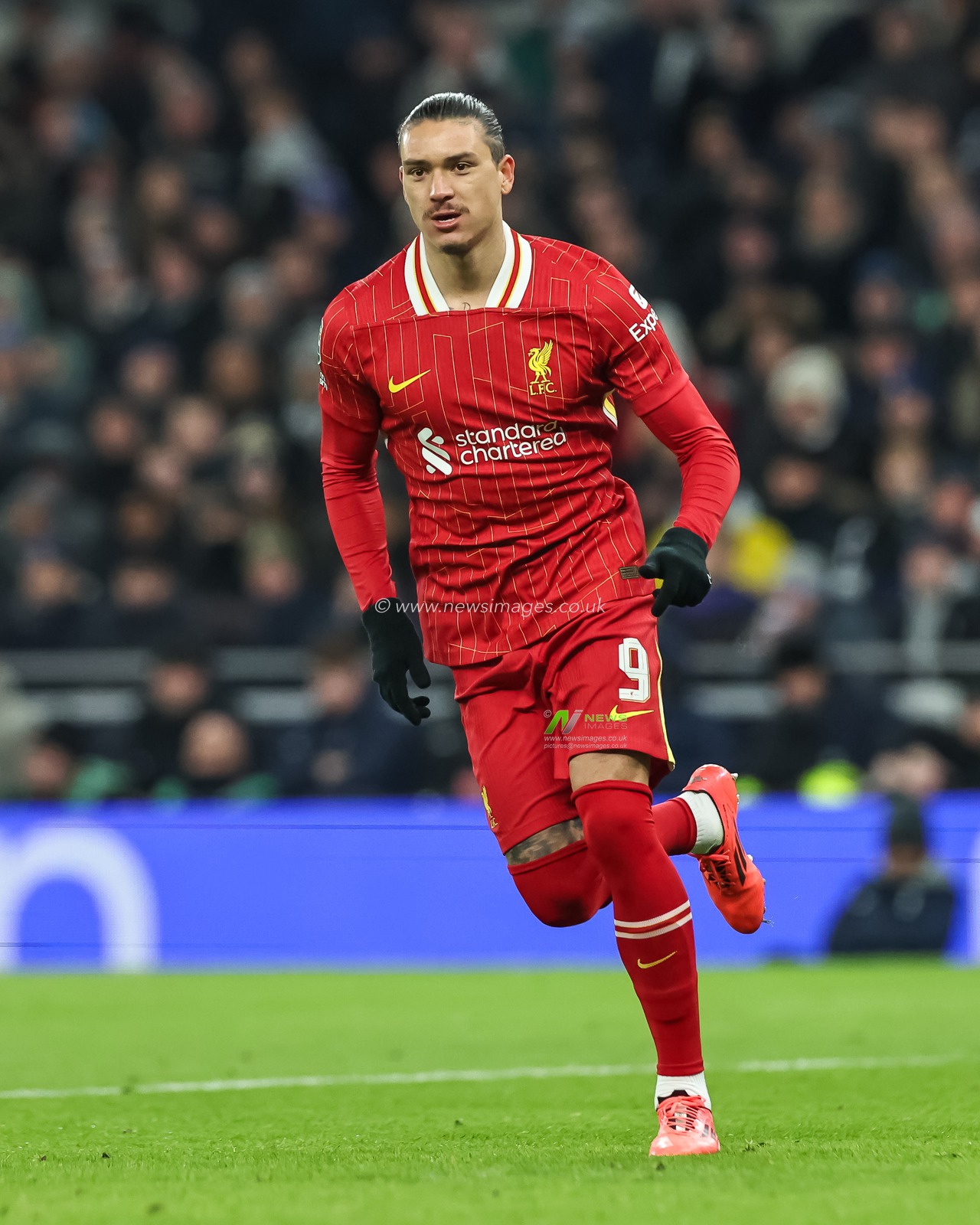 Darwin NÃºÃ±ez of Liverpool in action during the Carabao Cup Semi-Finals First Leg Tottenham Hotspur vs Liverpool at Tottenham Hotspur Stadium, London, United Kingdom, 8th January 2025

(Photo by Mark Cosgrove/News Images)