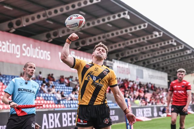 Josh Simm of Castleford Tigers celebrates his try during the Betfred Super League Round 18 match Salford Red Devils vs Castleford Tigers at Salford Community Stadium, Eccles, United Kingdom, 13th July 2025

(Photo by Alfie Cosgrove/News Images)