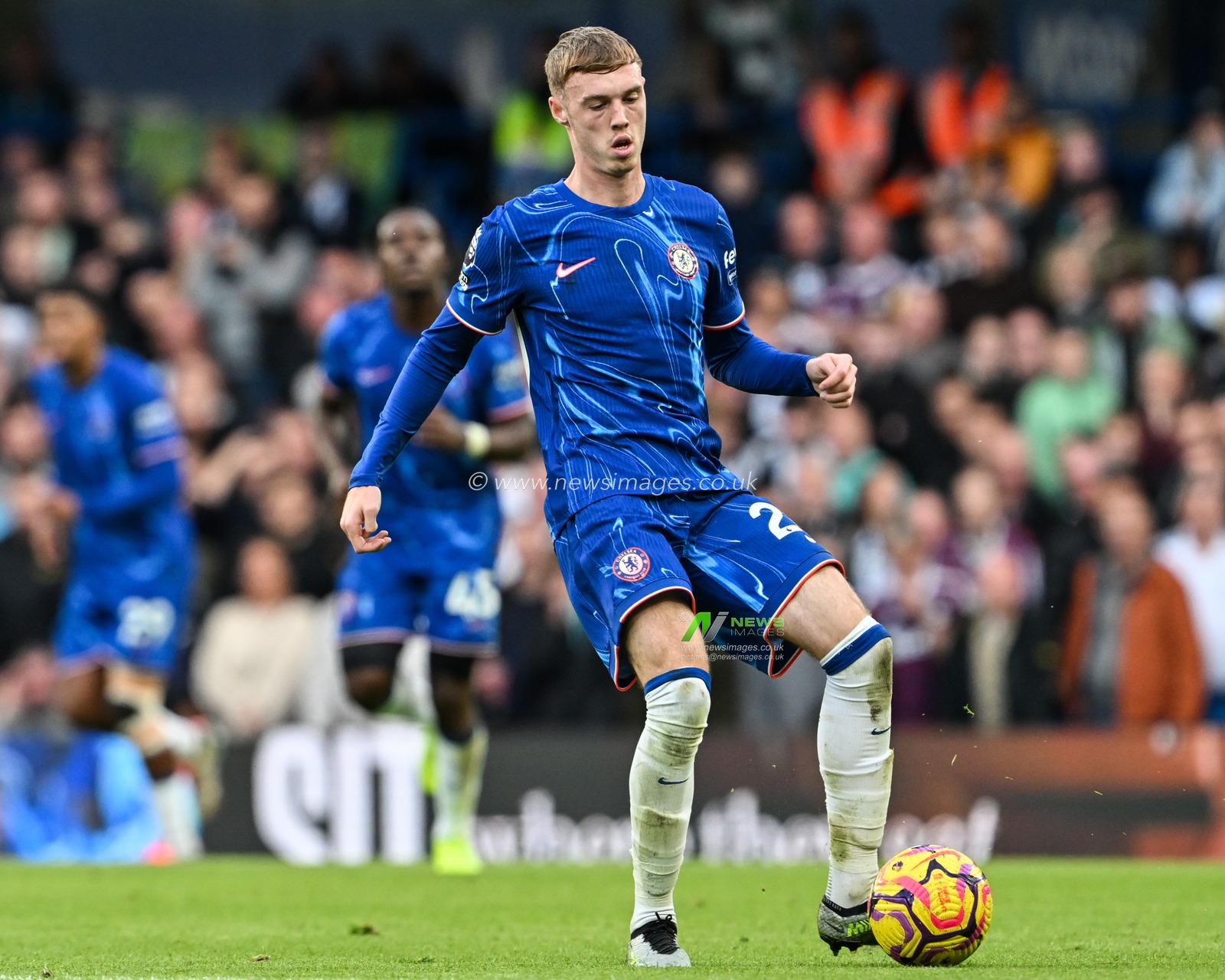 Cole Palmer of Chelsea passes the ball during the Premier League match Chelsea vs Newcastle United at Stamford Bridge, London, United Kingdom, 27th October 2024

(Photo by Cody Froggatt/News Images)