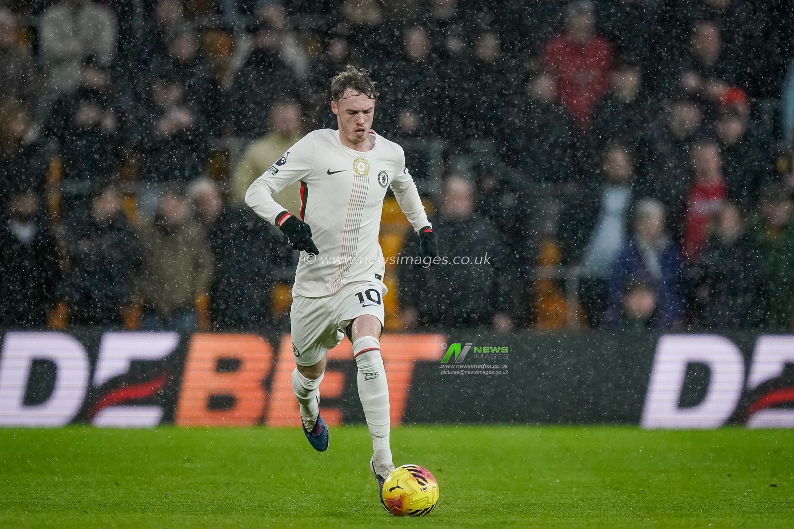 Cole Palmer of Chelsea makes a run with the ball  during the Premier League match Wolverhampton Wanderers vs Chelsea at Molineux, Wolverhampton, United Kingdom on 07 February 2026

(Photo by Maynard Manyowa/News Images)