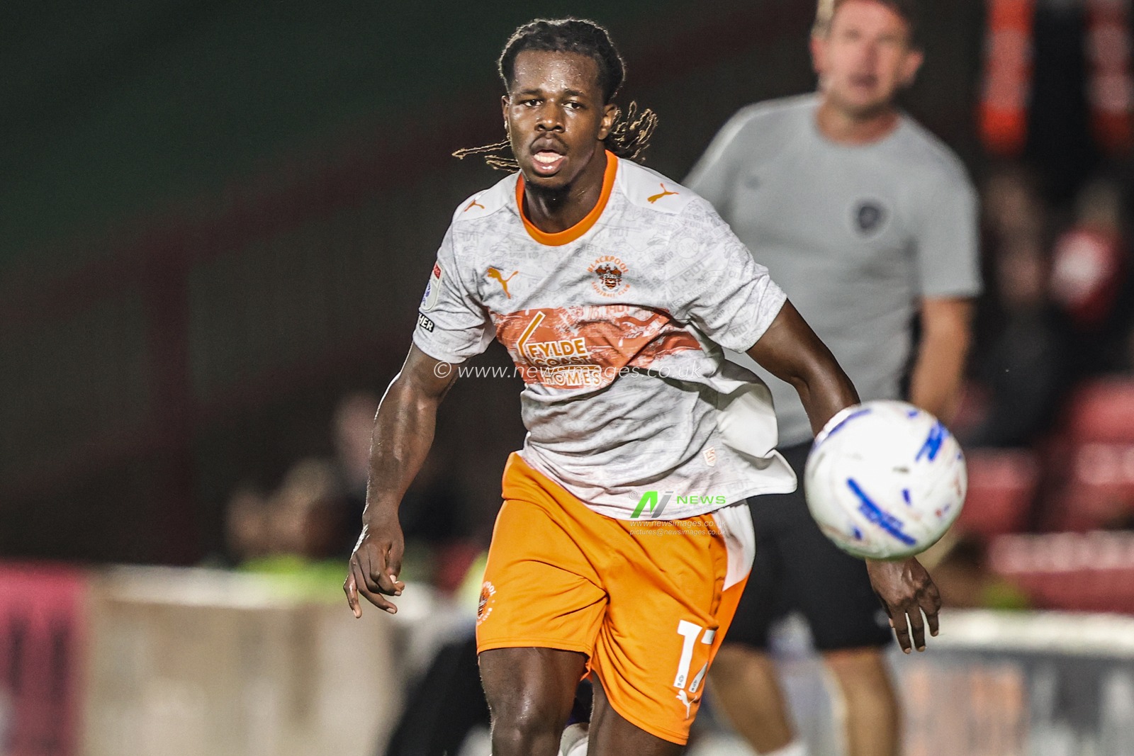 Karoy Anderson of Blackpool breaks with the ball during the Sky Bet League One match Barnsley vs Blackpool at Oakwell, Barnsley, United Kingdom on 02 September 2026

(Photo by Alfie Cosgrove/News Images)
