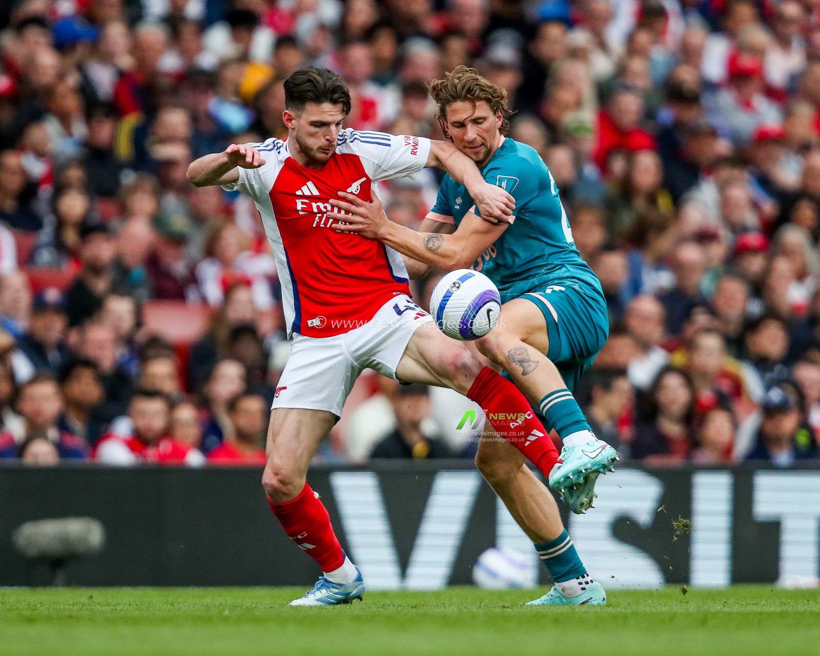 Declan Rice of Arsenal battles for the ball with Illia Zabarnyi of AFC Bournemouth during the Premier League match Arsenal vs Bournemouth at Emirates Stadium, London, United Kingdom, 3rd May 2025

(Photo by Izzy Poles/News Images)