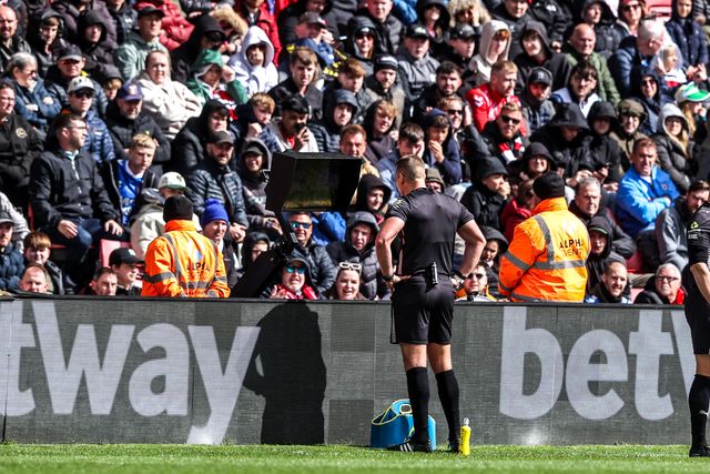 Referee Robert Jones checks VAR for a possible penalty during the Premier League match Sunderland vs Tottenham Hotspur at Stadium Of Light, Sunderland, United Kingdom on 12 April 2026

(Photo by Alfie Cosgrove/News Images)