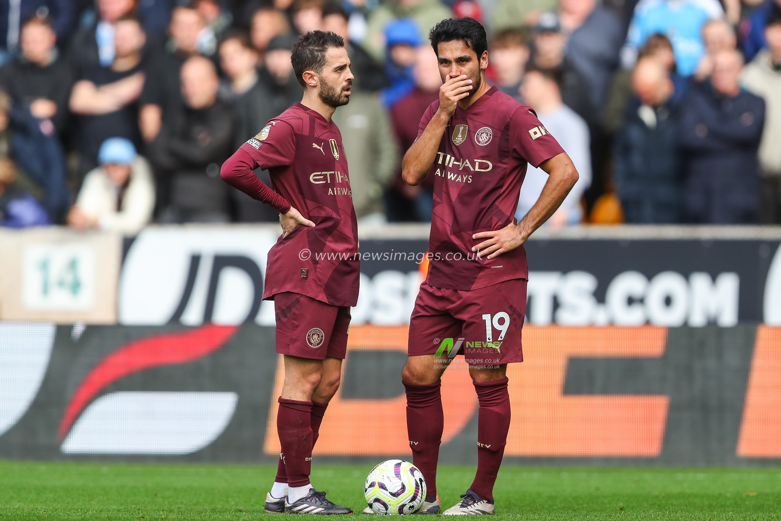 Bernardo Silva of Manchester City and Ä°lkay GÃ¼ndoÄŸan of Manchester City in conversation during the Premier League match Wolverhampton Wanderers vs Manchester City at Molineux, Wolverhampton, United Kingdom, 20th October 2024

(Photo by Gareth Evans/News Images)