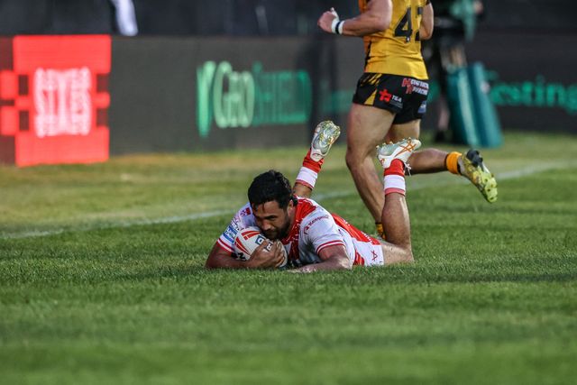Peta Hiku of Hull KR goes over for a try during the Betfred Super League round 15 match Castleford Tigers vs Hull KR at The Mend-A-Hose Jungle, Castleford, United Kingdom, 19th June 2025

(Photo by Alfie Cosgrove/News Images)