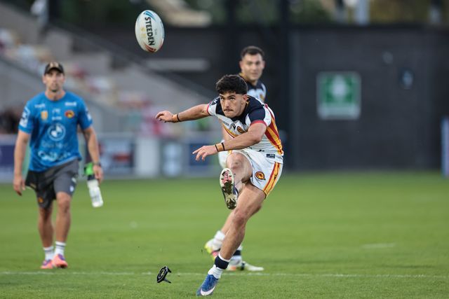 Guillermo Aispuro-Bichet of Catalans Dragons scores a penalty to make it 0-6 during the Betfred Super League round 12 match York Knights vs Catalans Dragons at LNER Community Stadium, York, United Kingdom on 23 May 2026

(Photo by Mark Cosgrove/News Images)