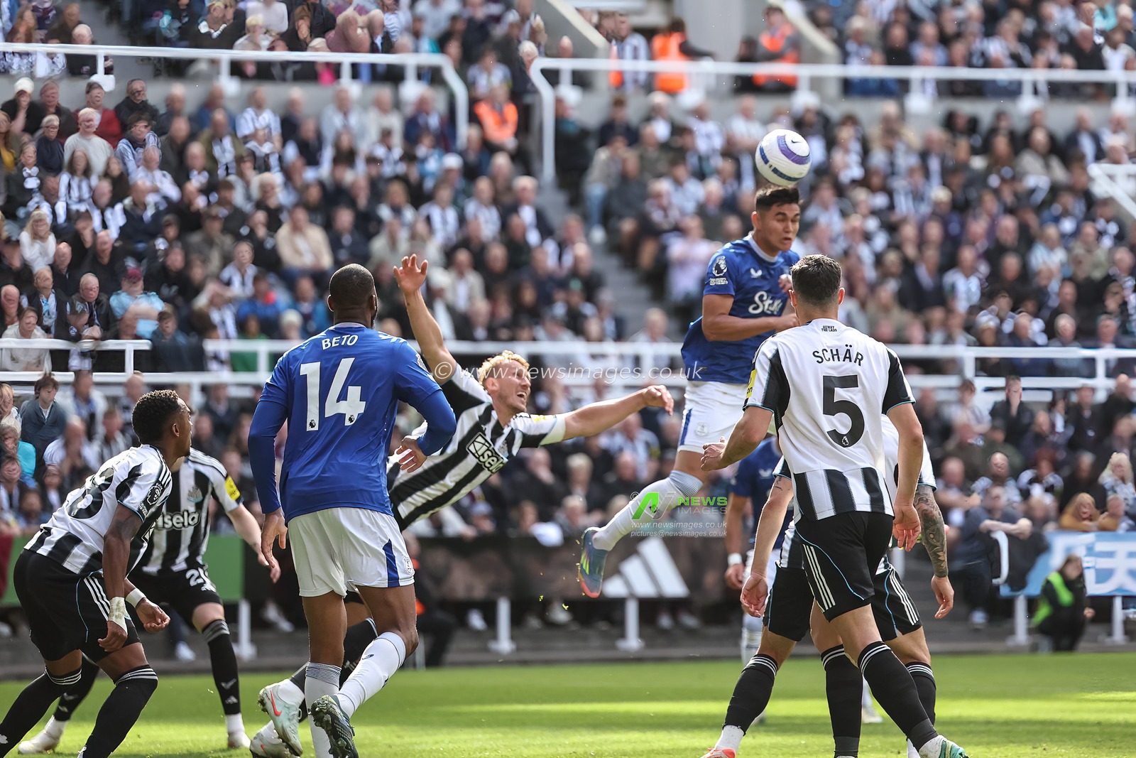 Carlos Alcaraz of Everton scores to make it 0-1 during the Premier League match Newcastle United vs Everton at St. James's Park, Newcastle, United Kingdom, 25th May 2025

(Photo by Mark Cosgrove/News Images)