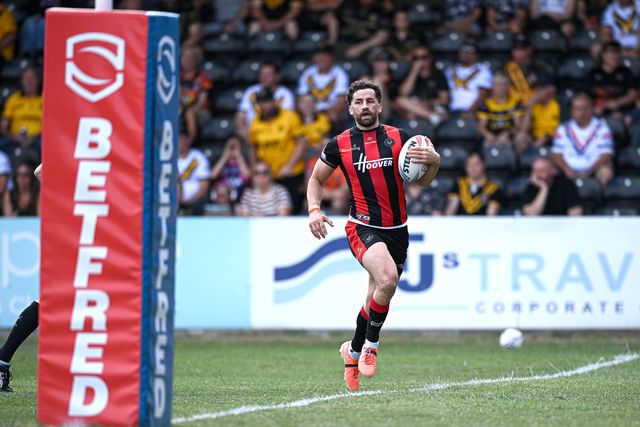 Toby King of Warrington Wolves scores a try during the Betfred Super League round 21 match Castleford Tigers vs Warrington Wolves at OneBore Stadium, Castleford, Untied Kingdom on 01 August 2026

(Photo by Ben Roberts/News Images)
