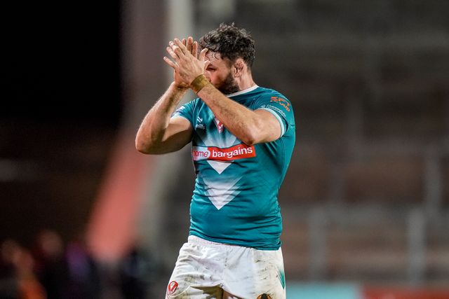 Alex Walmsley of St Helens applauds the fans at full time during the Betfred Challenge Cup Quarter Final match St Helens vs Catalans Dragons at The BrewDog Stadium, St Helens, United Kingdom on 10 April 2026

(Photo by Maynard Manyowa/News Images)