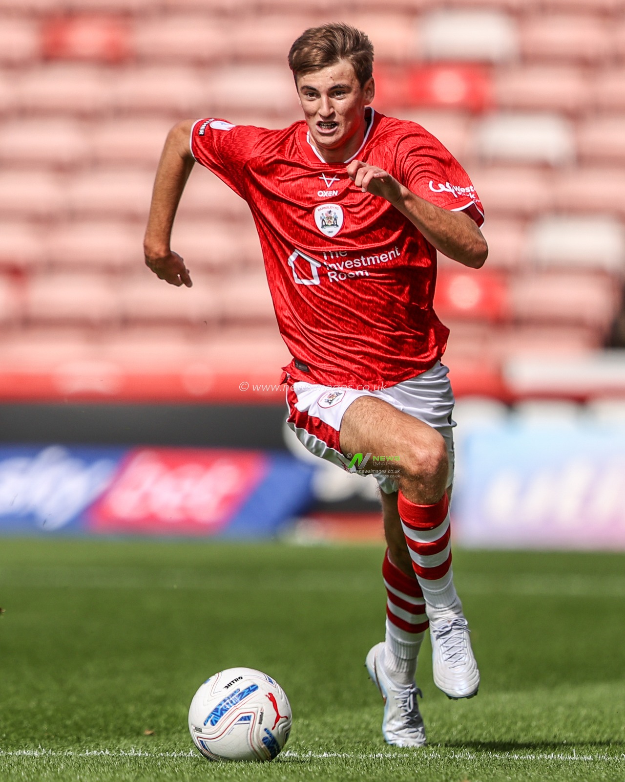 Arley Kay of Barnsley breaks with the ball during the Sky Bet League One match Barnsley vs Bromley at Oakwell, Barnsley, United Kingdom on 15 August 2026

(Photo by Alfie Cosgrove/News Images)
