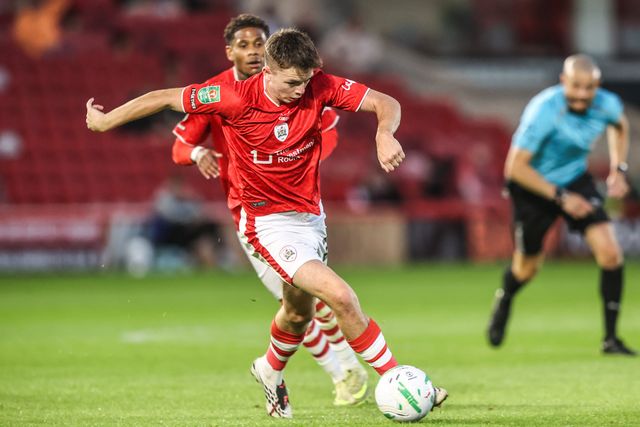 Patrick Kelly of Barnsley breaks with the ball during the Carabao Cup round 2 match Barnsley vs Crewe Alexandra at Oakwell, Barnsley, United Kingdom on 25 August 2026

(Photo by Alfie Cosgrove/News Images)