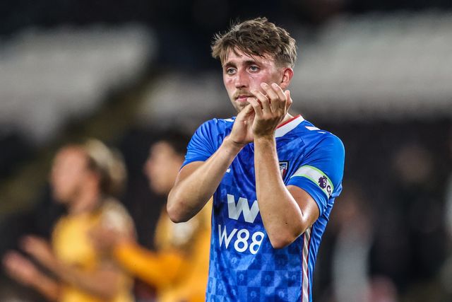 Dan Neil of Sunderland applauds the fans after the game during the Pre-season friendly match Hull City vs Sunderland at MKM Stadium, Hull, United Kingdom, 29th July 2025

(Photo by Alfie Cosgrove/News Images)