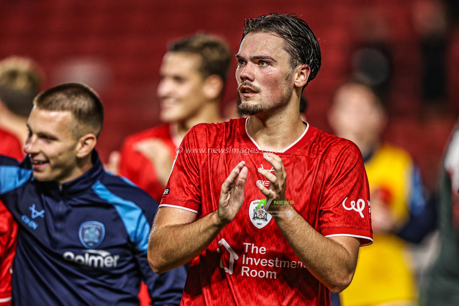 Leo Farrell of Barnsley applauds the fans after the game during the Sky Bet League One match Barnsley vs Blackpool at Oakwell, Barnsley, United Kingdom on 02 September 2026

(Photo by Alfie Cosgrove/News Images)