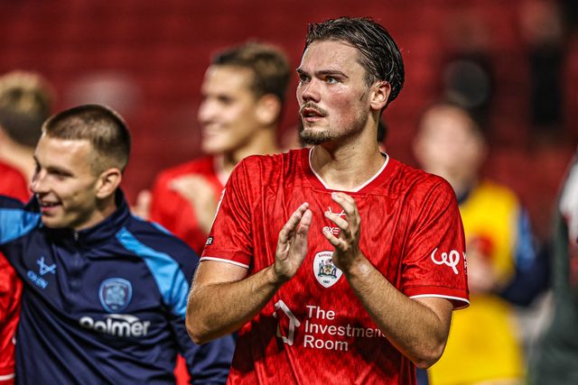 Leo Farrell of Barnsley applauds the fans after the game during the Sky Bet League One match Barnsley vs Blackpool at Oakwell, Barnsley, United Kingdom on 02 September 2026

(Photo by Alfie Cosgrove/News Images)