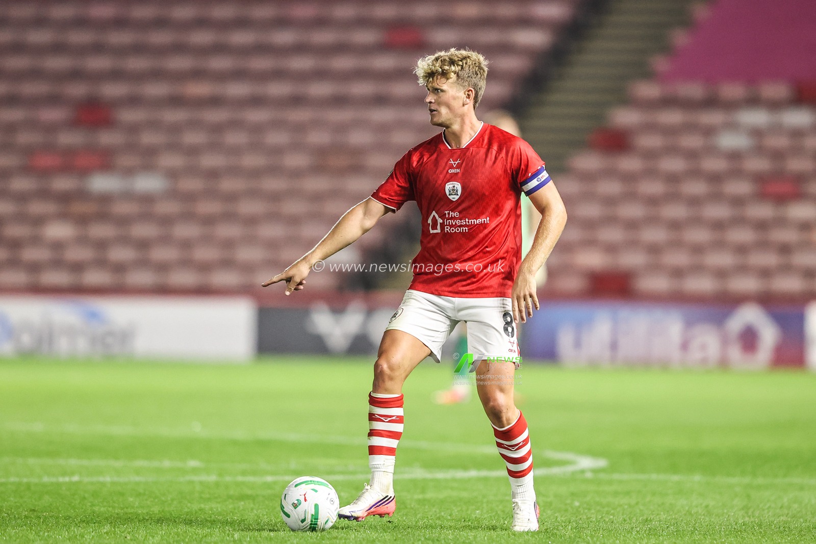 Cameron McGeehan of Barnsley gives his team instructions during the Carabao Cup round 2 match Barnsley vs Crewe Alexandra at Oakwell, Barnsley, United Kingdom on 25 August 2026

(Photo by Alfie Cosgrove/News Images)