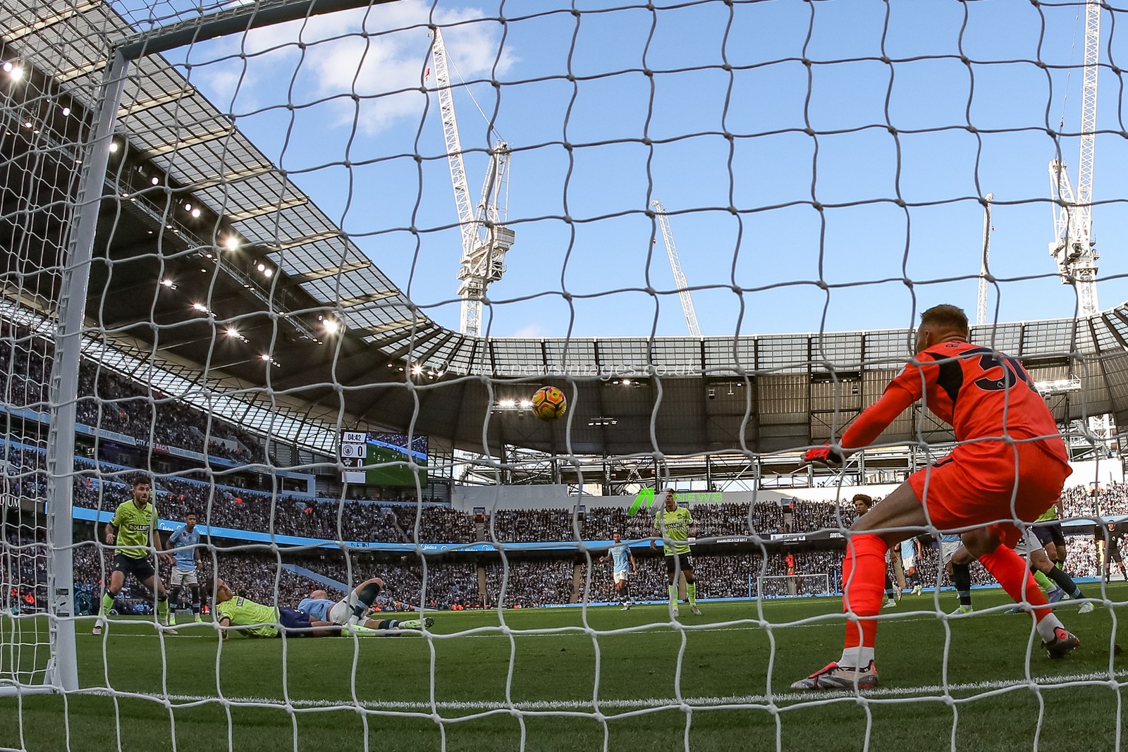 Erling Haaland of Manchester City scores to make it 1-0 during the Premier League match Manchester City vs Southampton at Etihad Stadium, Manchester, United Kingdom, 26th October 2024

(Photo by Mark Cosgrove/News Images)