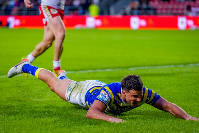 Josh Smith of Warrington Wolves runs the length of the field to score his try during the Betfred Super League round 14 match St Helens vs Warrington Wolves at The BrewDog Stadium, St Helens, United Kingdom on 11 June 2026

(Photo by Maynard Manyowa/News Images)