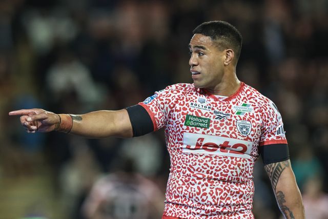 Joe Ofahengaue of Leigh Leopards gives teams mates instructions during the Betfred Super League Round 26 match Leigh Leopards vs St Helens at Leigh Sports Village, Leigh, United Kingdom, 12th September 2025

(Photo by Mark Cosgrove/News Images)