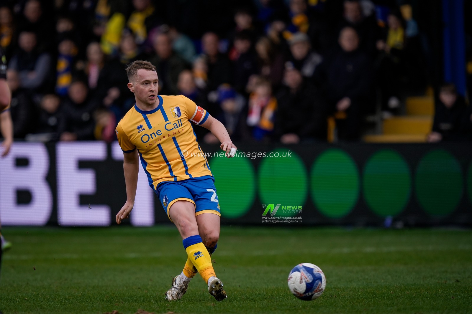 Louis Reed of Mansfield Town passes the ball  during the Emirates FA Cup fifth round match Mansfield Town vs Arsenal at One Call Stadium, Mansfield, United Kingdom on 07 March 2026

(Photo by Maynard Manyowa/News Images)